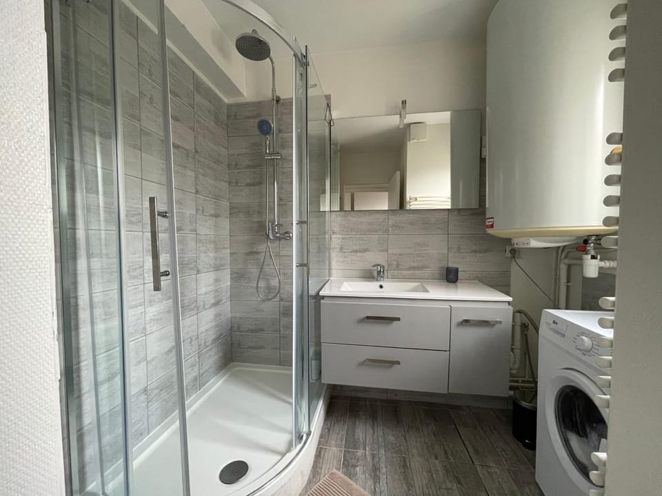 Shower, Bathroom, towels, washing machine
