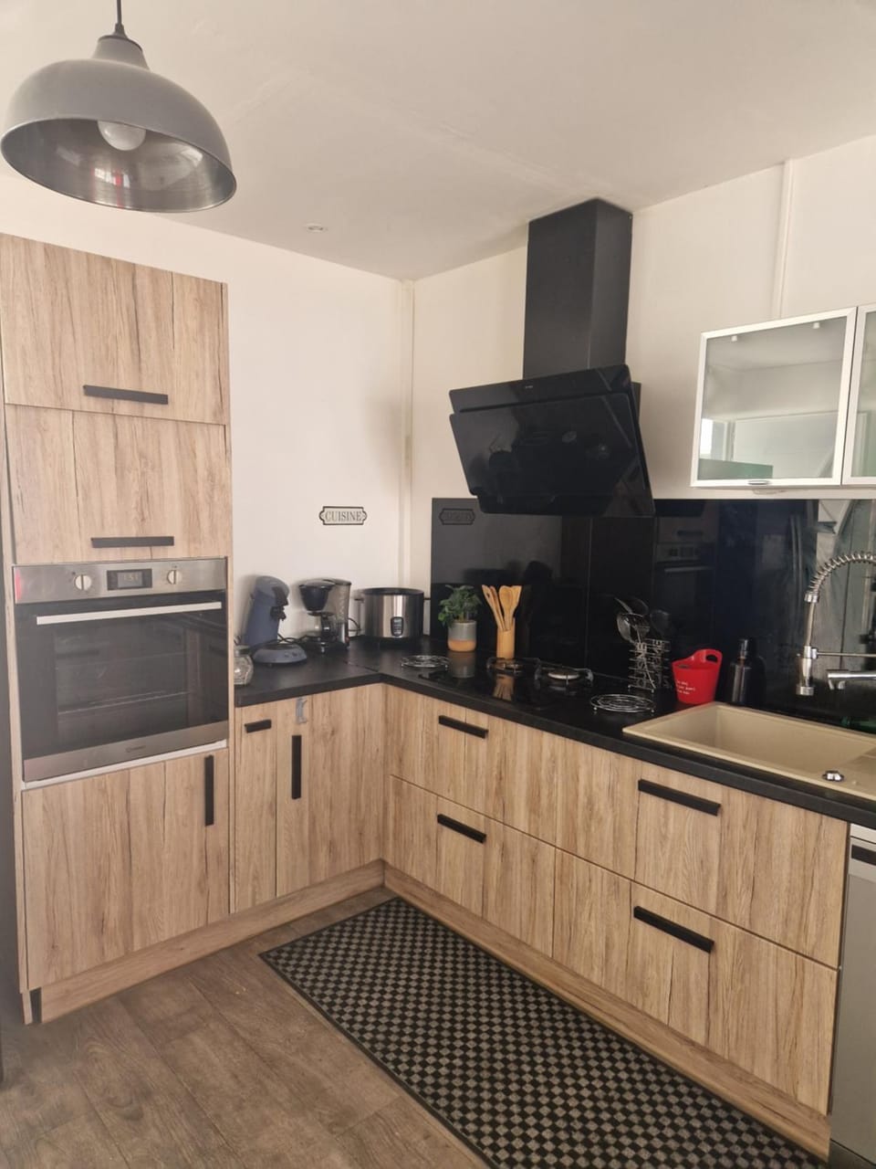 Coffee/tea facilities, Kitchen or kitchenette, dishwasher, oven, stove, toaster