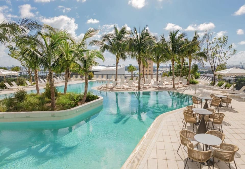 Miami Luxe Penthouse, Skyline Ocean and City Views, Resort Pool,Gym,Spa Dining Apartment in Miami