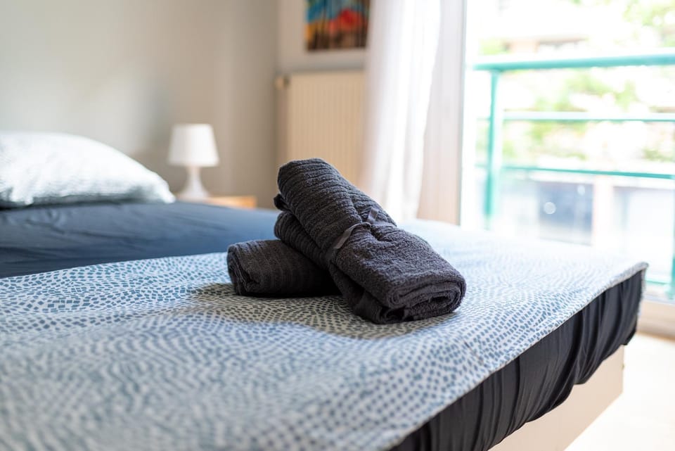 Bed, Bedroom, towels
