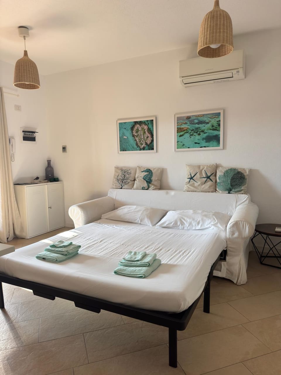 Bed, Living room, Bedroom, air conditioner