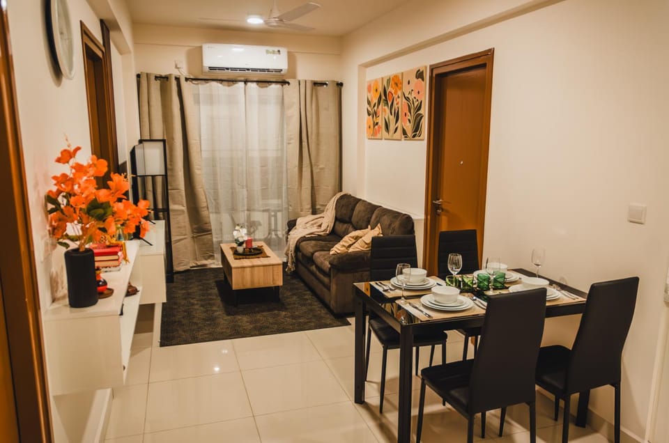 Living room, Seating area, Dining area, air conditioner