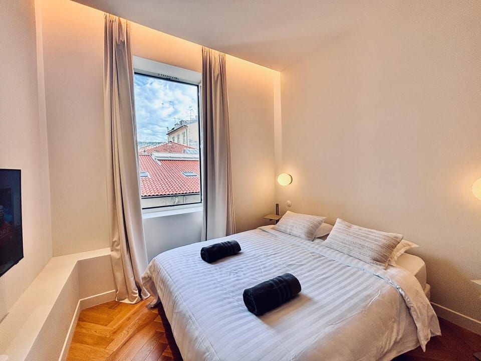 Bed, Bedroom, towels