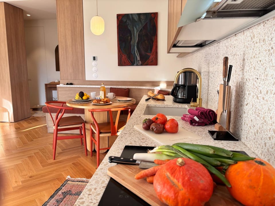 Kitchen or kitchenette, Food and drinks, Dining area