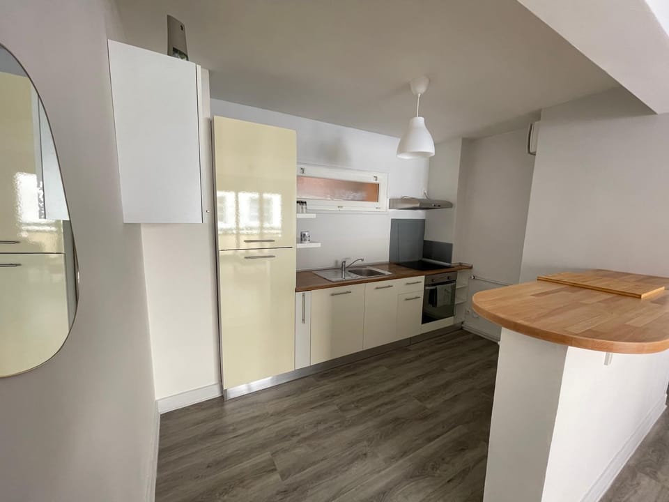 Kitchen or kitchenette, dishwasher, oven, stove