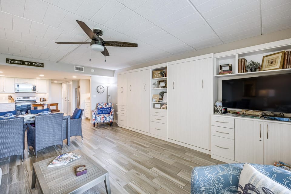 Steps to Beach & Boardwalk: Condo in Port Aransas! House in Port Aransas