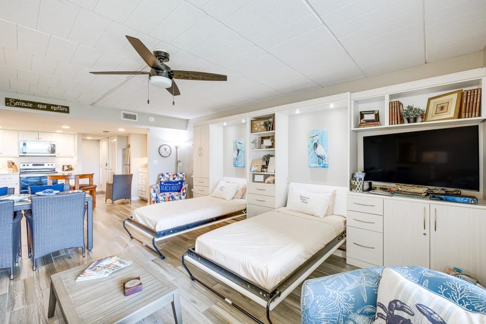 Steps to Beach & Boardwalk: Condo in Port Aransas! House in Port Aransas