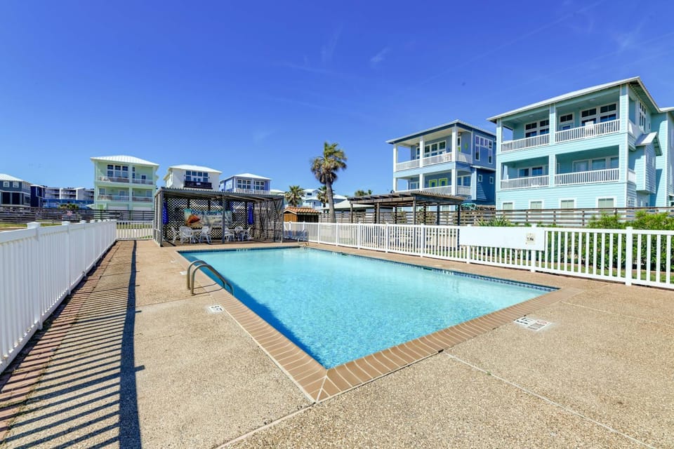 Steps to Beach & Boardwalk: Condo in Port Aransas! House in Port Aransas