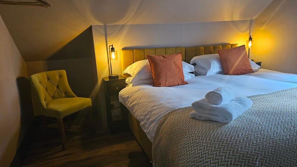 Bed, Bedroom, pet friendly, towels