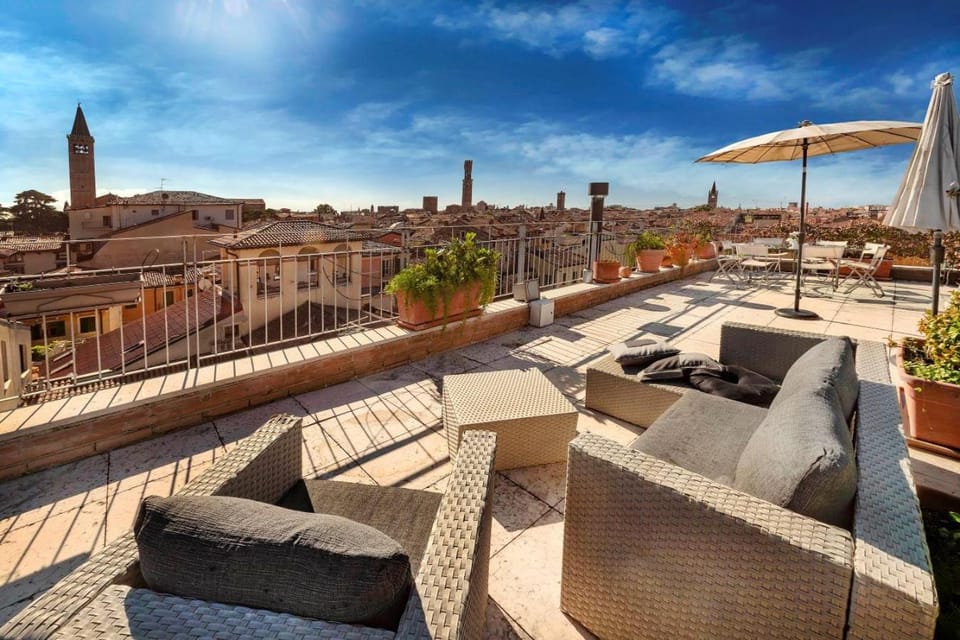 View (from property/room), Balcony/Terrace, City view