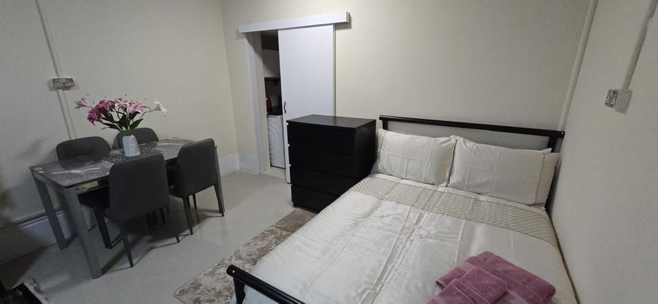 Shanti House Apartment in Enfield
