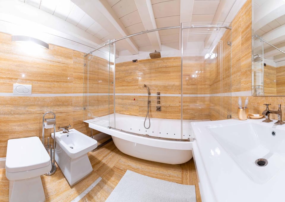 Shower, Toilet, Bath, bidet, towels
