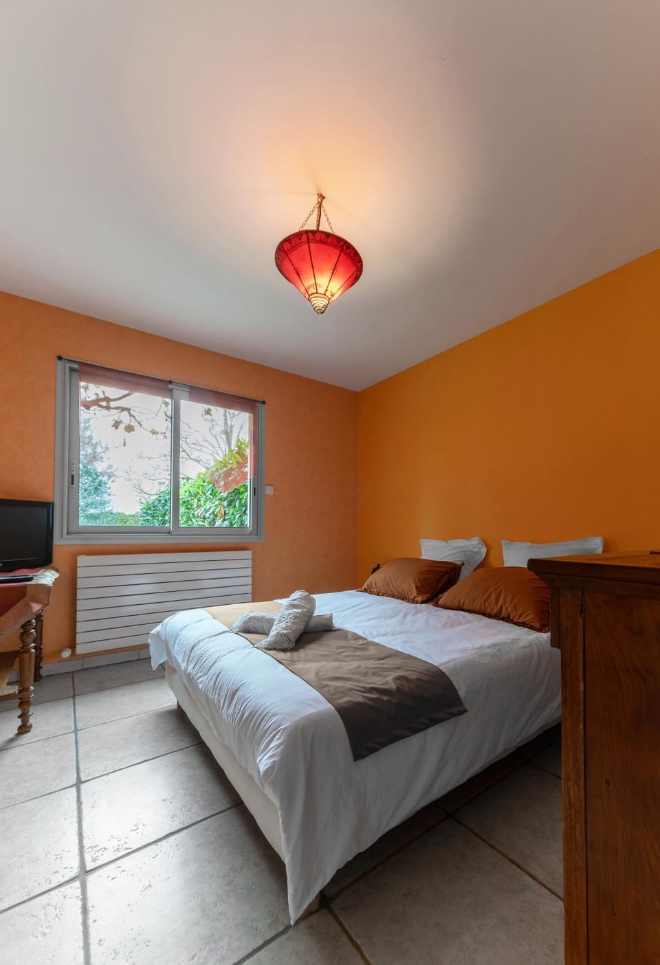 Bed, TV and multimedia, Photo of the whole room, Bedroom