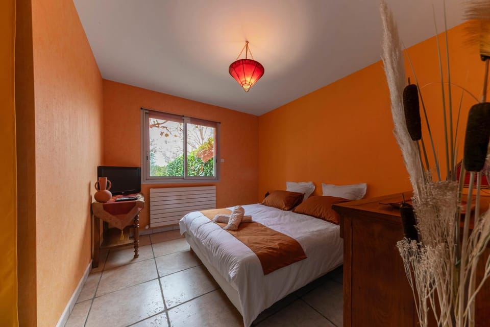 Bed, TV and multimedia, Photo of the whole room, Bedroom