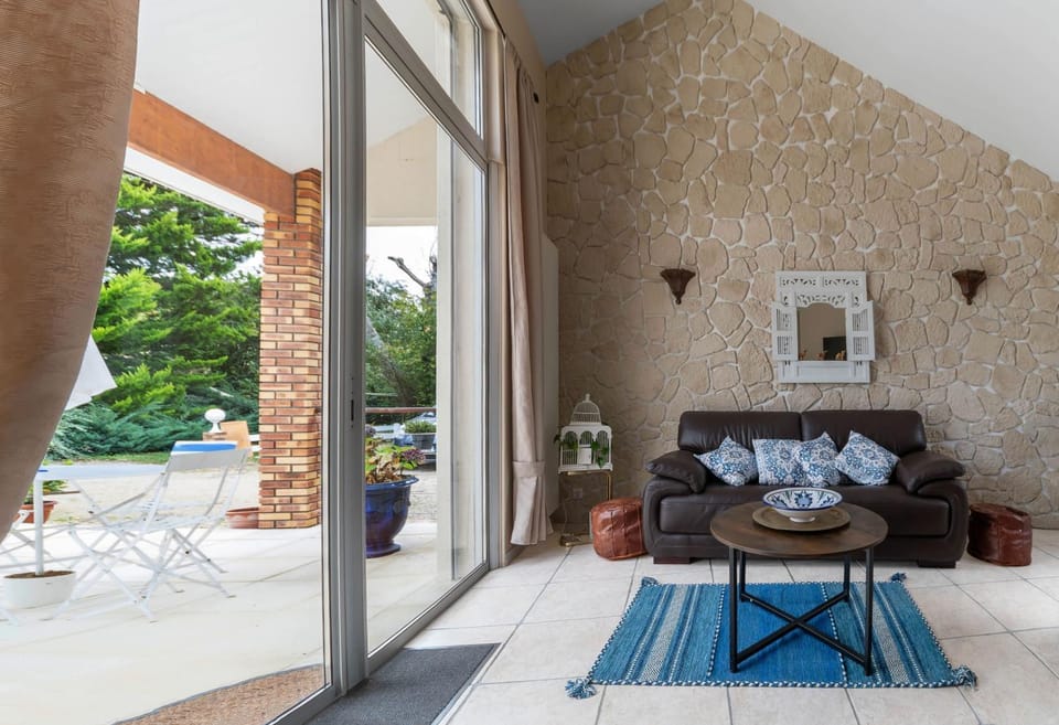 Patio, Living room