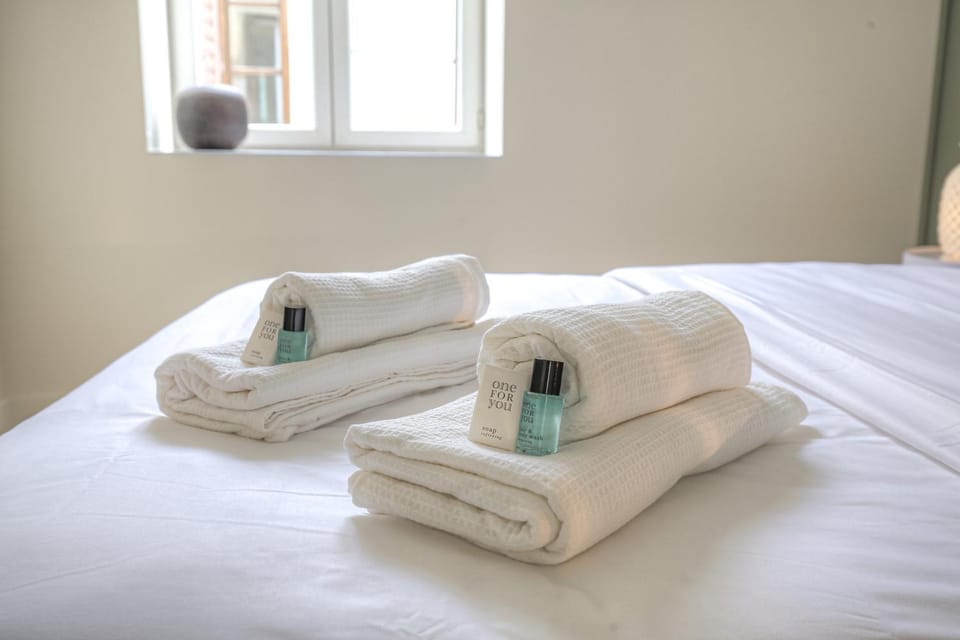 Bed, towels