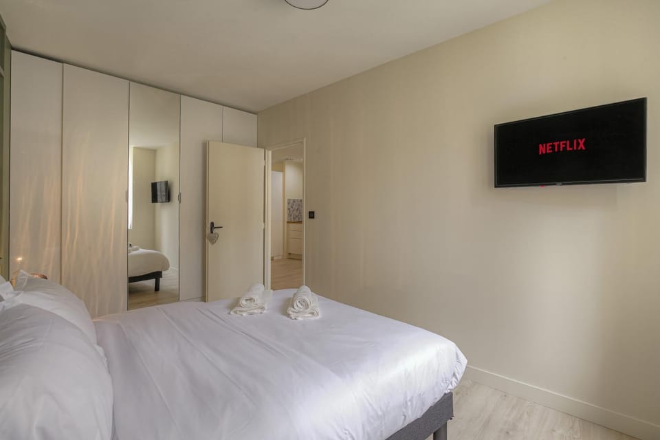 Bed, TV and multimedia, Photo of the whole room, Bedroom, towels, wardrobe