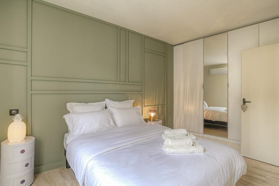 Bed, Photo of the whole room, Bedroom, towels, wardrobe