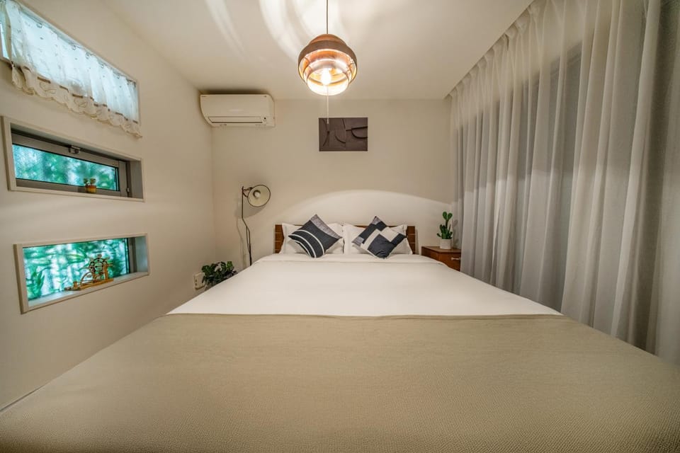 Bed, Photo of the whole room, Bedroom, air conditioner