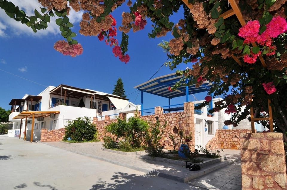 Property building, Facade/entrance, Garden, Garden view