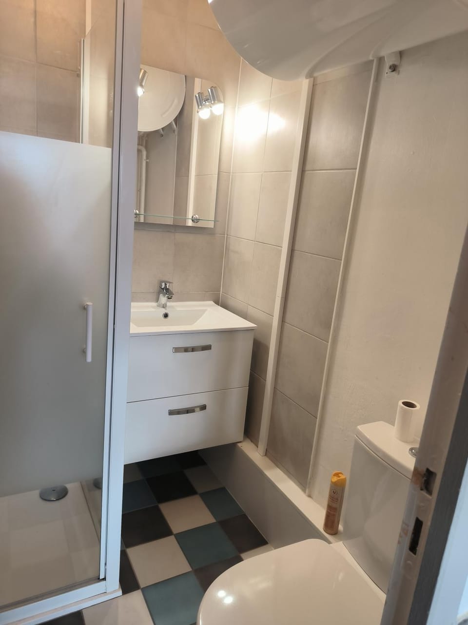 Shower, Toilet