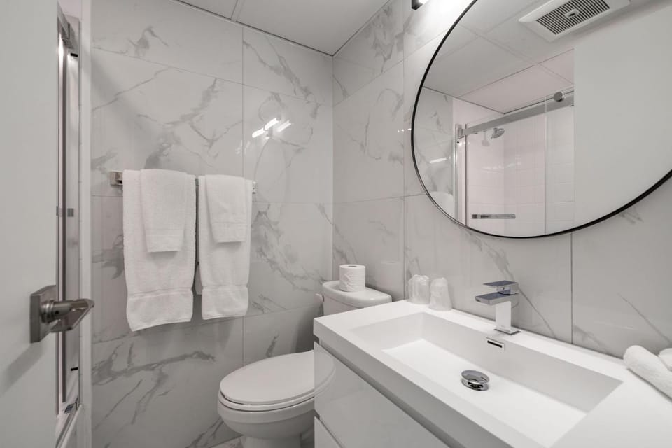 Shower, Toilet, Bathroom, towels