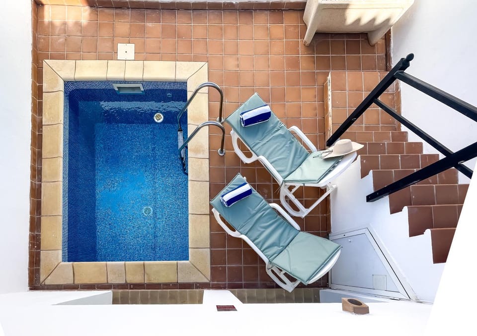 Swimming pool, sunbed