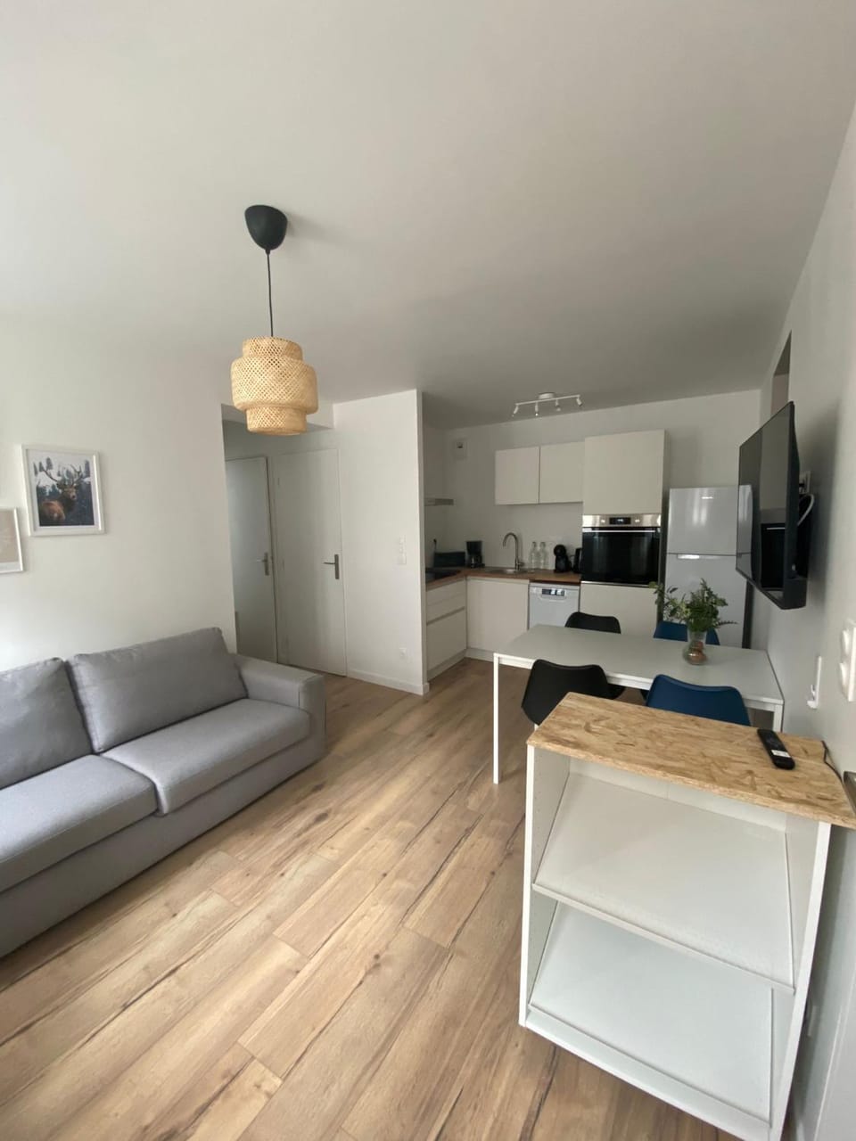 Kitchen or kitchenette, Seating area, Dining area