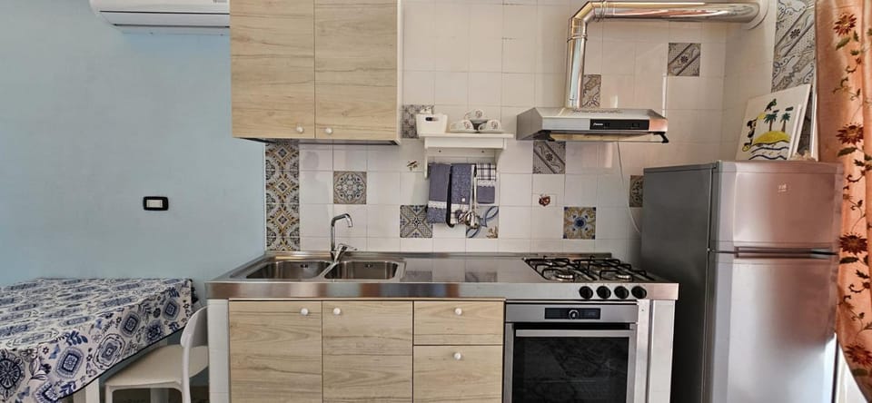 Kitchen or kitchenette, Dining area, oven, stove