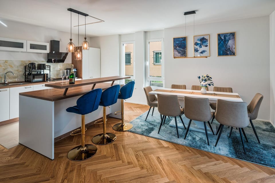 Kitchen or kitchenette, Seating area, Dining area