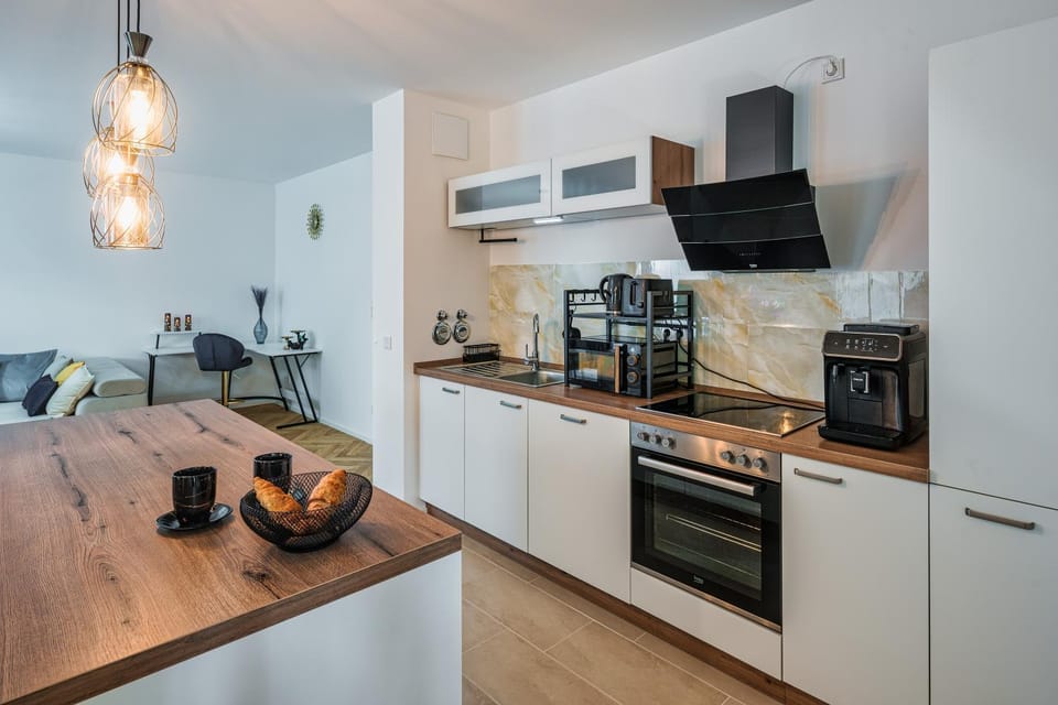 Coffee/tea facilities, Kitchen or kitchenette, dishwasher, oven, stove, toaster
