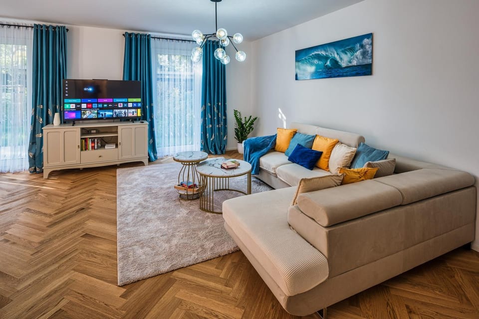 Communal lounge/ TV room, TV and multimedia, Living room, Seating area