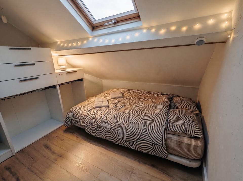 Bed, Bedroom, storage, towels