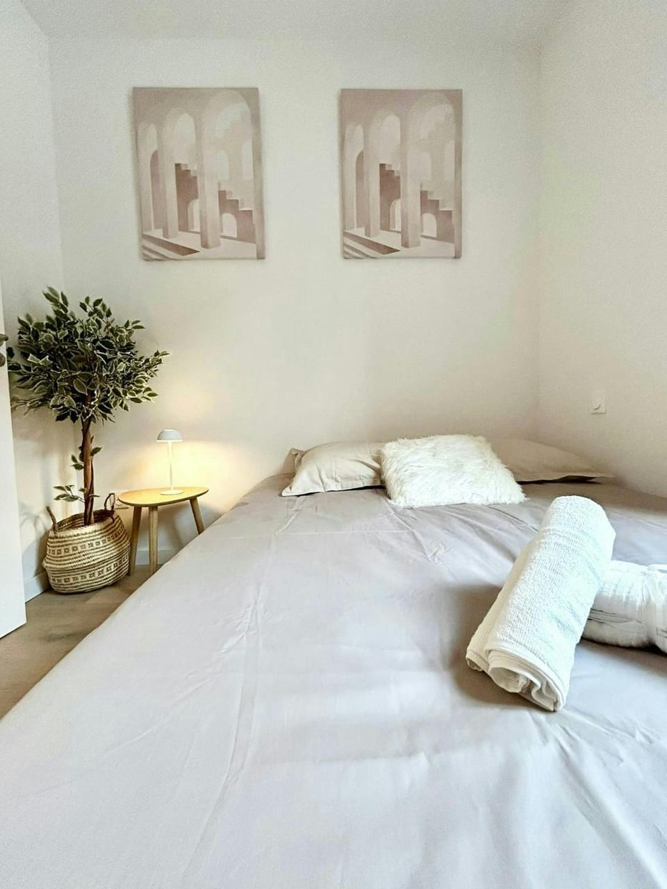 Bed, Photo of the whole room, Bedroom, towels