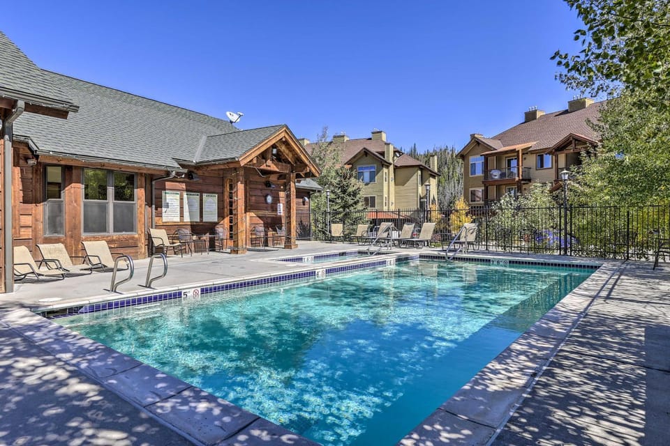 Downtown WP Condo w/ Pool: Steps to Concert Venue! House in Fraser