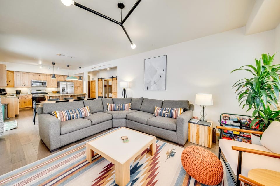 Downtown WP Condo w/ Pool: Steps to Concert Venue! House in Fraser