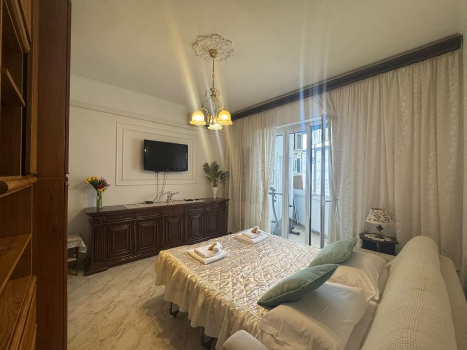 Bed, TV and multimedia, Photo of the whole room, Bedroom