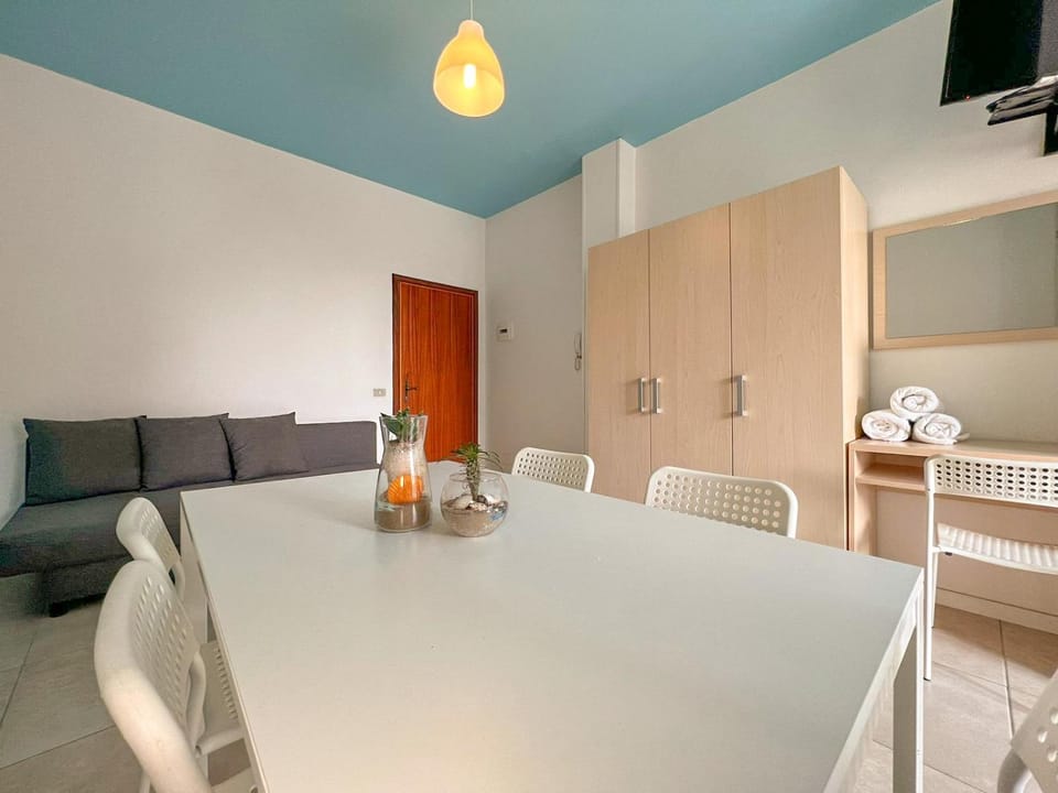 TV and multimedia, Kitchen or kitchenette, Living room, Seating area, Dining area, wardrobe