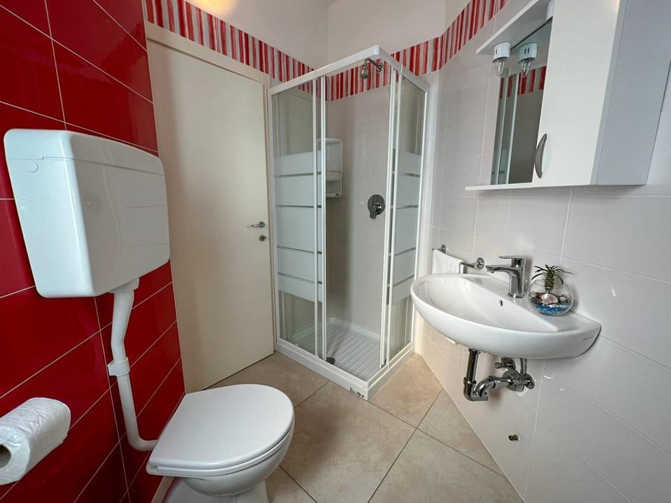 Shower, Toilet, Bathroom, bidet, towels