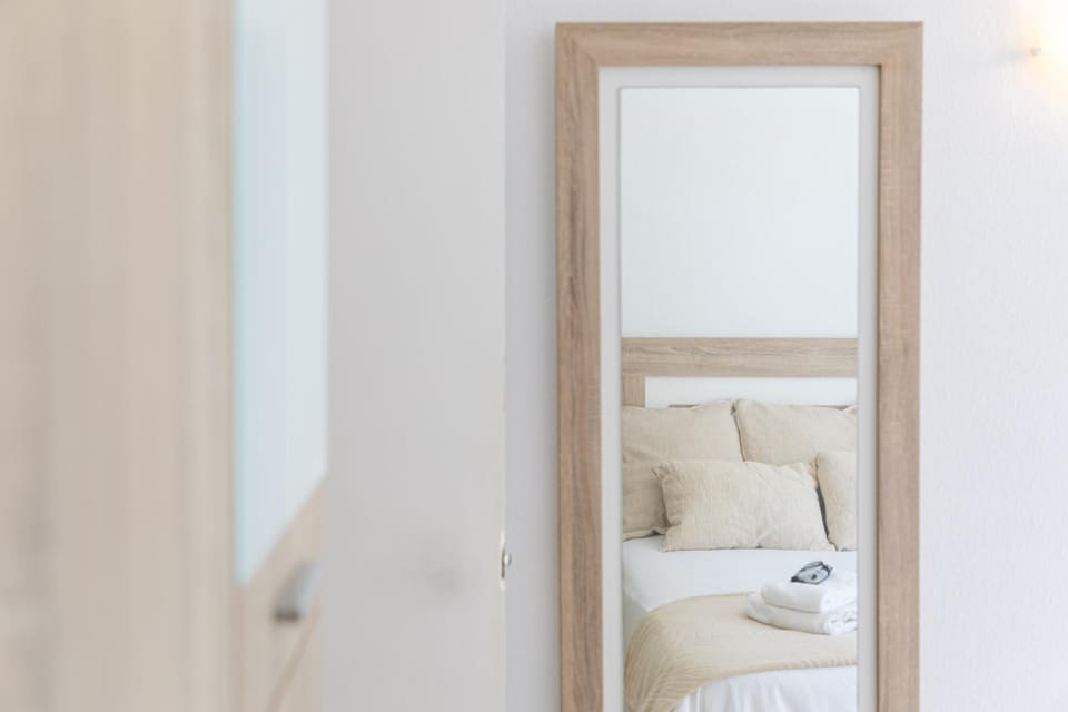 Bed, Living room, Photo of the whole room, Seating area, Bedroom, wardrobe