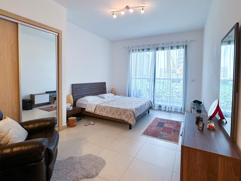Bed, Living room, Photo of the whole room, Seating area, Bedroom