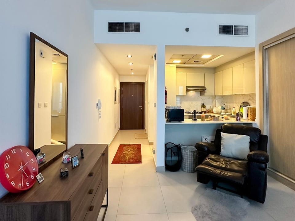 Kitchen or kitchenette, Living room, Food and drinks, Seating area, Dining area, minibar, oven