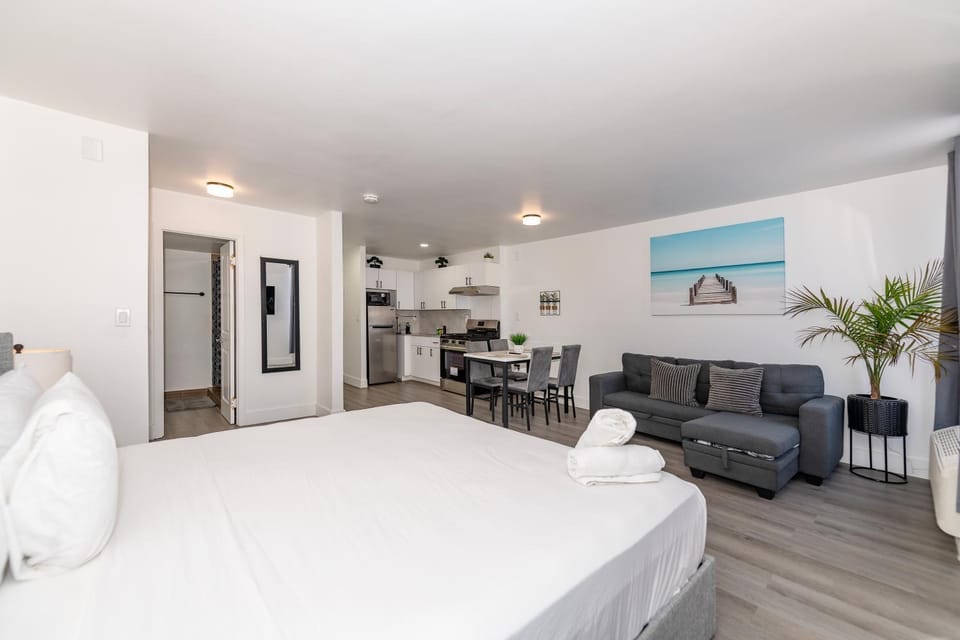 Bed, TV and multimedia, Seating area, Bedroom