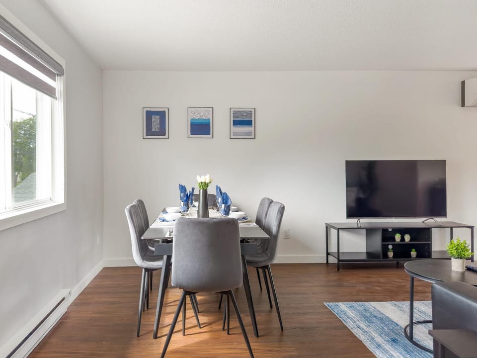 Pet-Friendly Large 3-Bedroom - Bobcaygeon Apartment in Kawartha Lakes