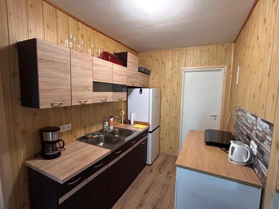 Coffee/tea facilities, oven, stove