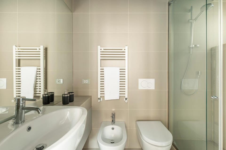 Shower, Toilet, Bathroom, bidet, towels