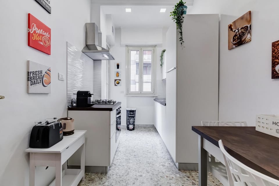 Coffee/tea facilities, microwave, oven, toaster, kitchen