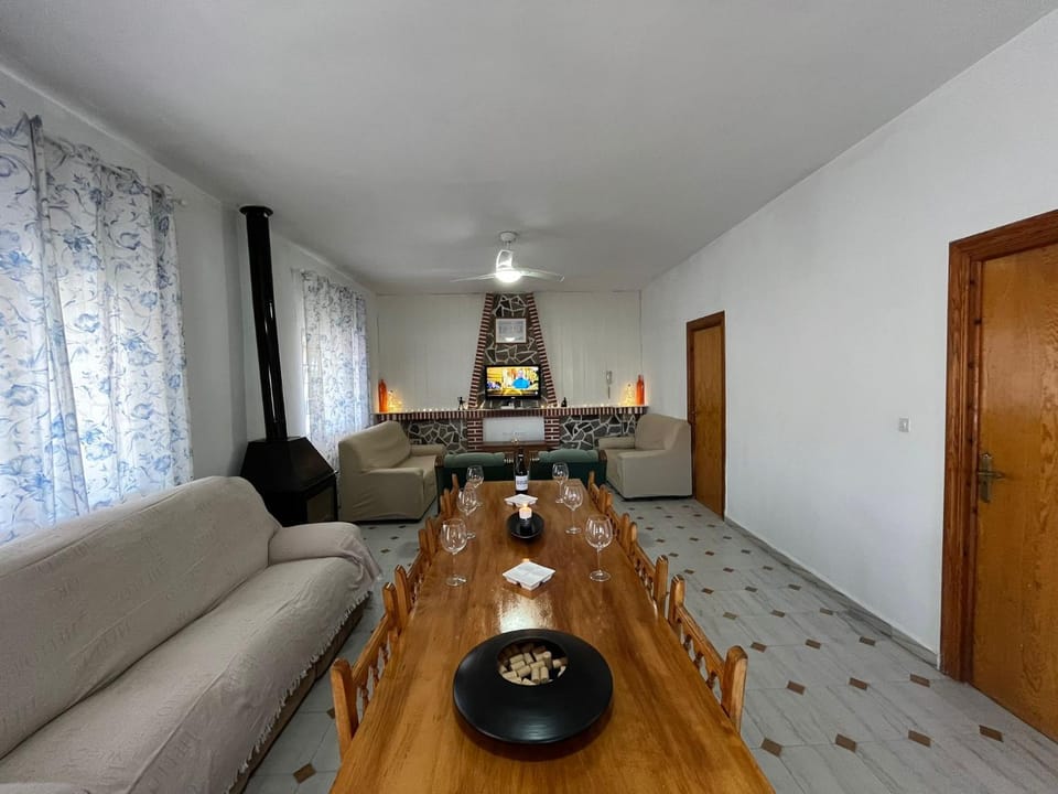 Communal lounge/ TV room, TV and multimedia, Living room, Seating area, Dining area, Evening entertainment