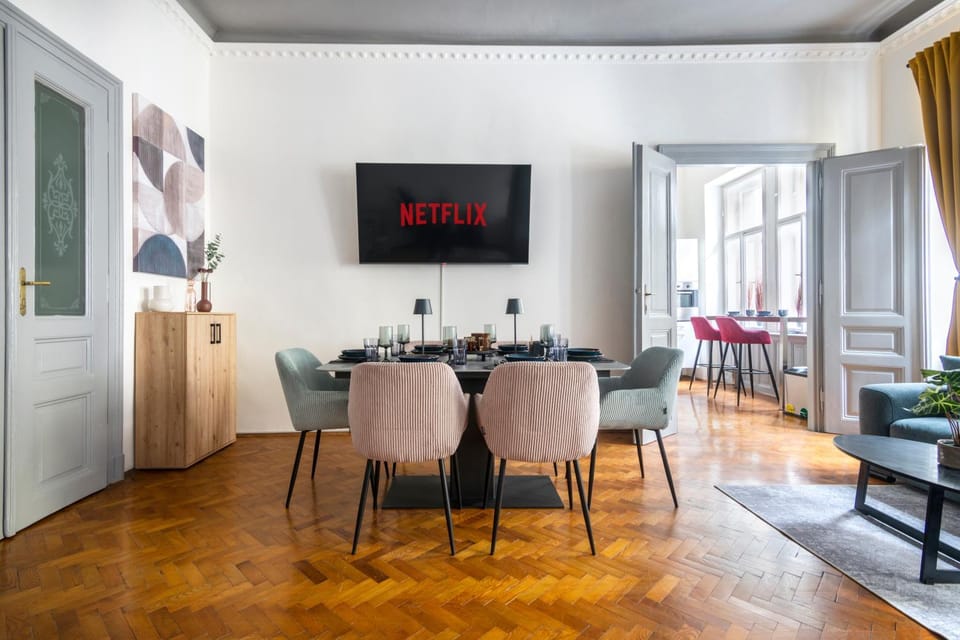 TV and multimedia, Living room, Seating area, Dining area