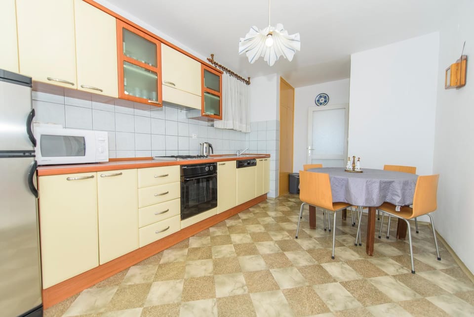 Kitchen or kitchenette, Diving, Dinner, dishwasher, microwave, minibar, oven, stove, kitchen